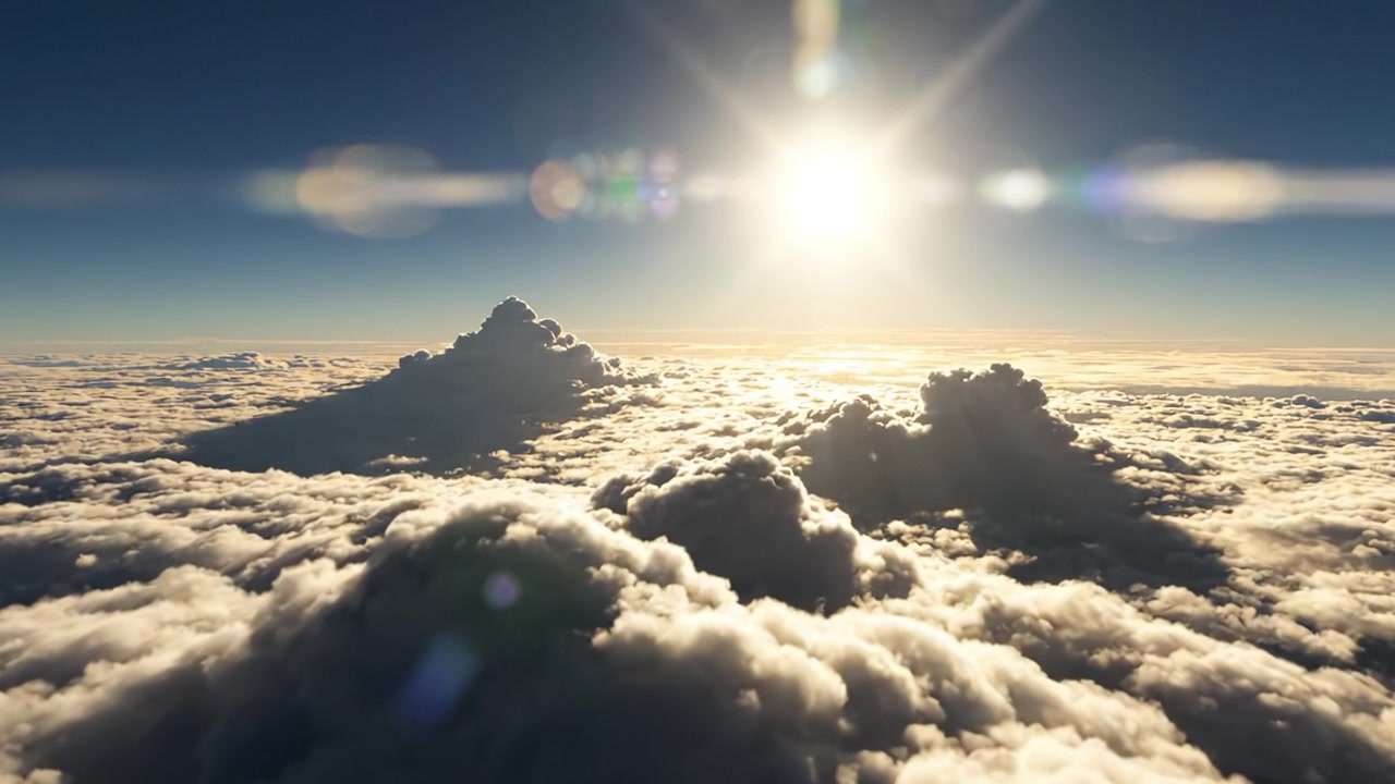 Una vista serena di nuvole illuminate dal sole sopra l'orizzonte, catturata in un fotogramma video, che mostra la bellezza della natura e lo splendore dell'alba nel cielo