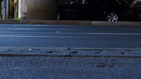 Bodenaufnahme-Von-Straßenasphalt-Und-Vorbeifahrenden-Autos-Im-Stadtzentrum