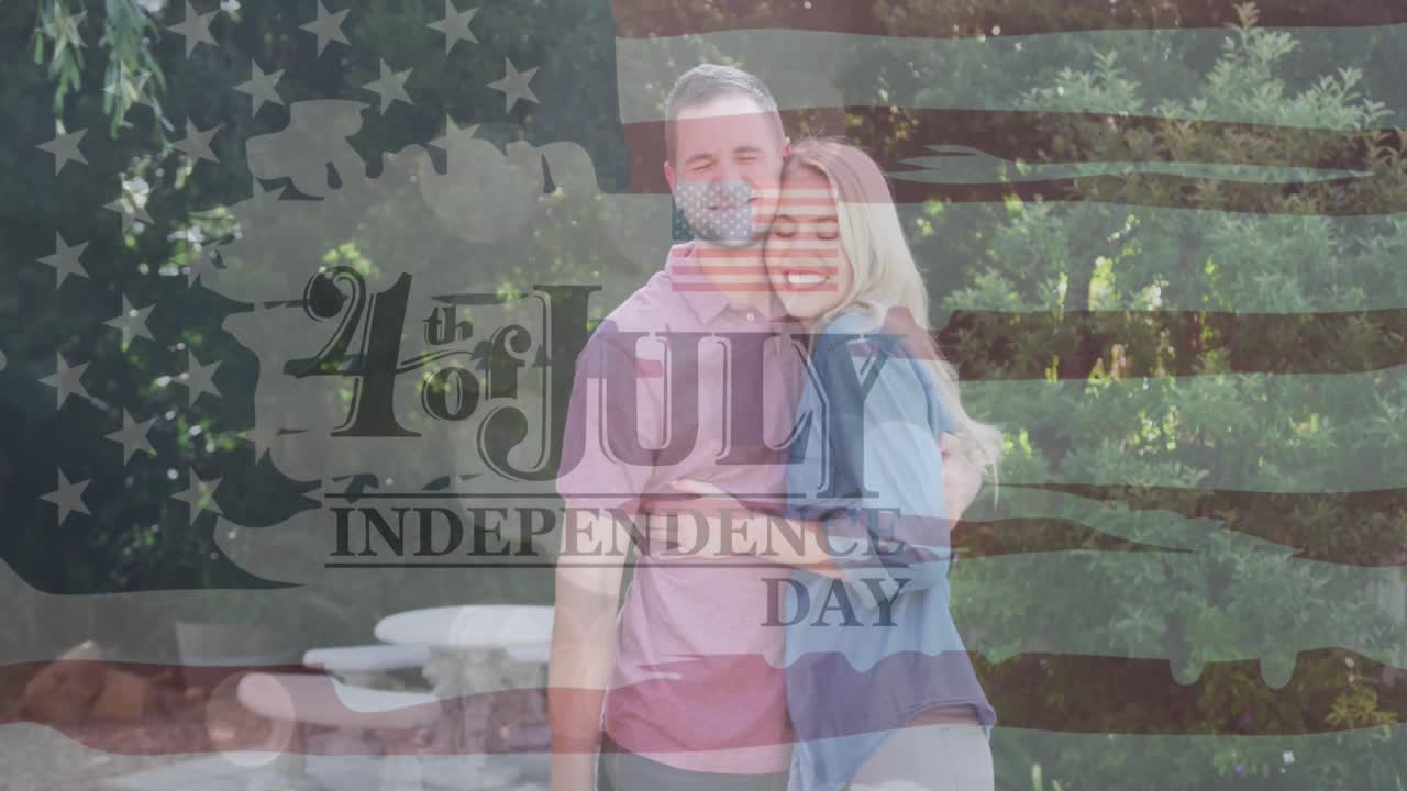 웃는 백인 부부 위에 독립기념일 텍스트의 애니메이션