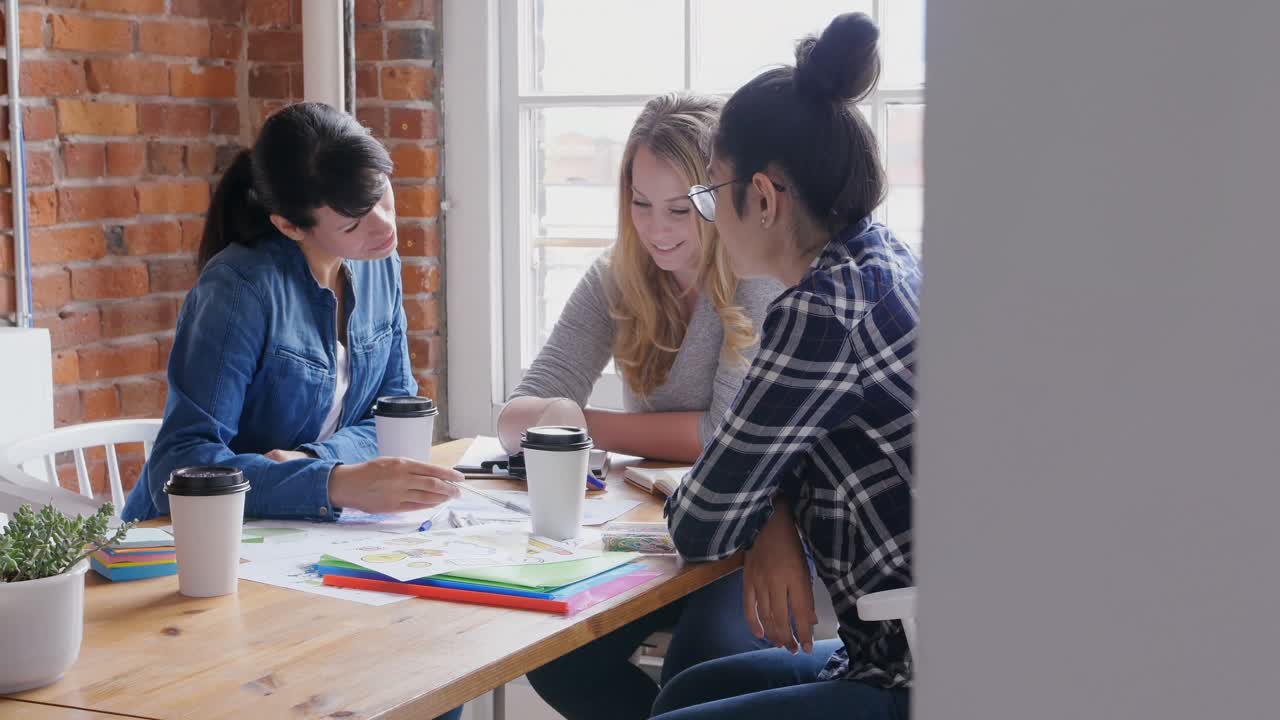 Empresarias debatiendo sobre documentos 4k