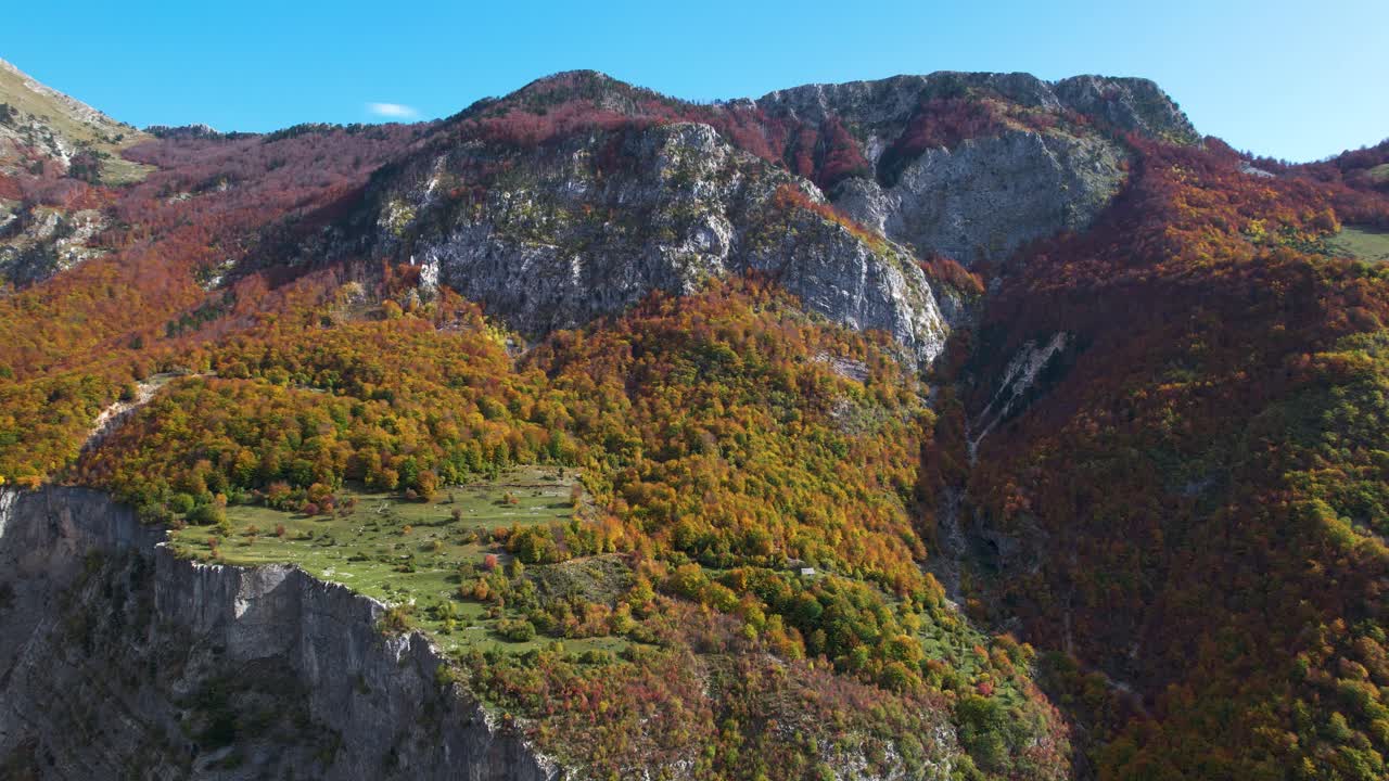 bosques y prados que cubren hermosas montañas con colores otoñales, paraíso alpino en albania
