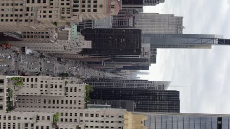 6th-Ave-Of-The-Americas,-En-Cloudy-New-York,-Usa---Vertical,-Seguimiento,-Aéreo