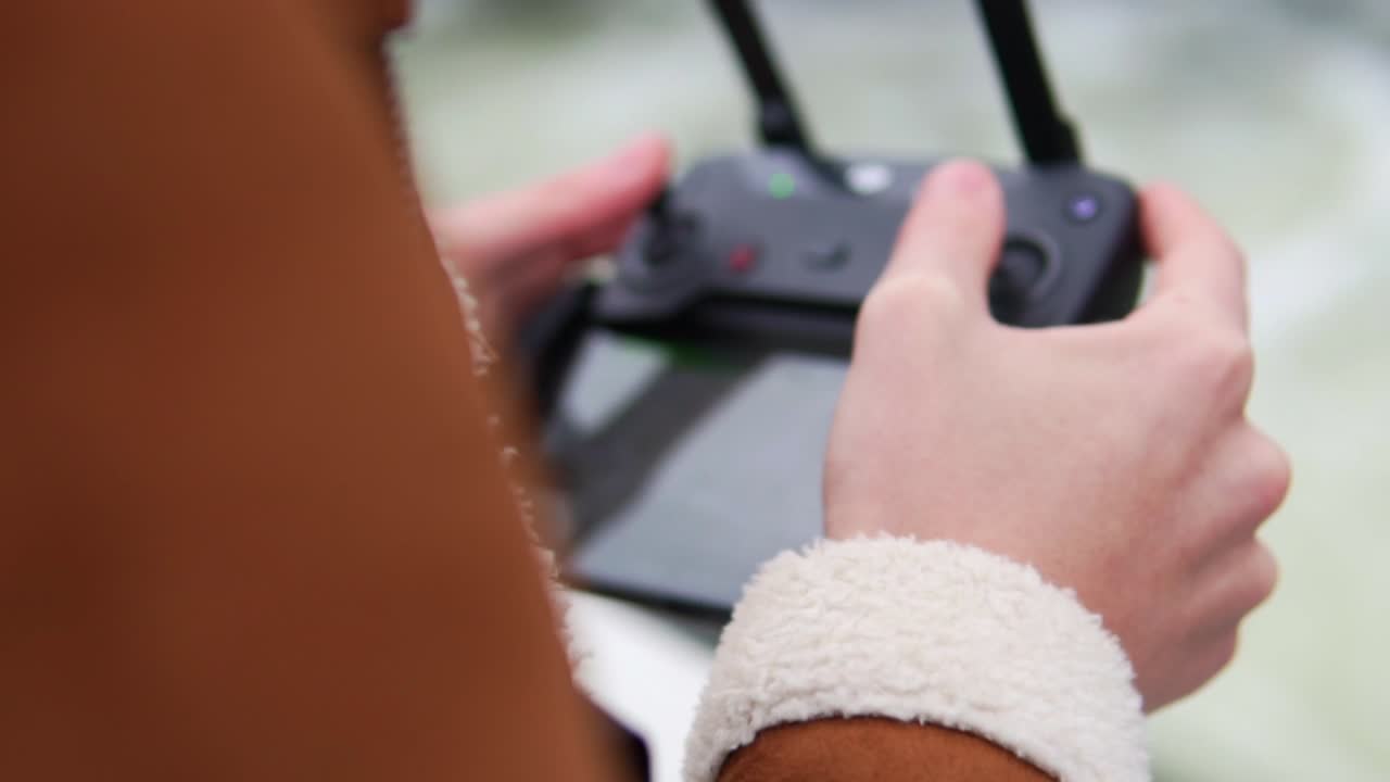 리모콘을 사용하는 남자