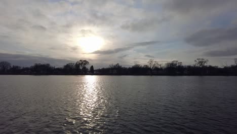 Ruhiger-Fluss-Mit-Sonne-Durch-Die-Wolken