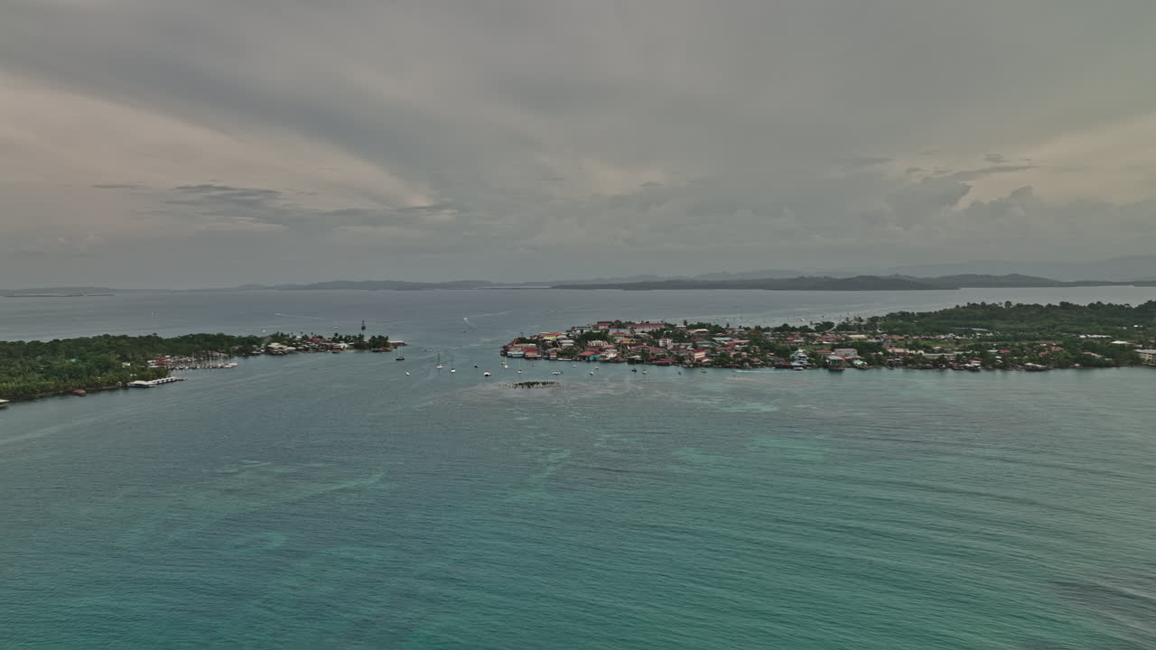 vista aérea de bocas del toro panama v14 vista exótica de verano, sobrevuelo hacia una pequeña ciudad isleña capturando veleros y yates navegando en hermosas aguas turquesas - filmado con cine mavic 3 - abril de 2022