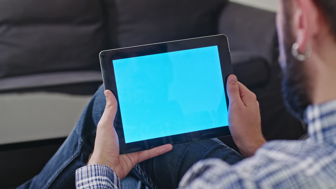 hombre con una tableta digital con pantalla azul