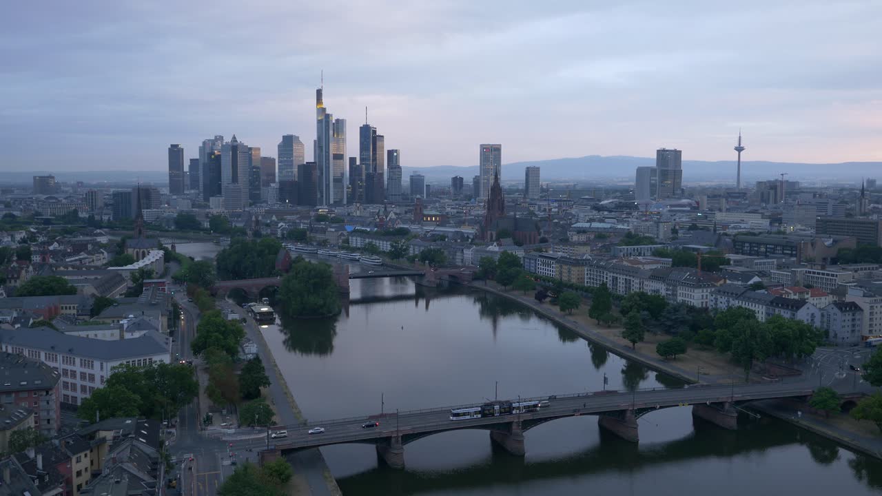 Drohnenaufnahme der Stadt Frankfurt am Main, Deutschland, während der Corona-Krise am Morgen.