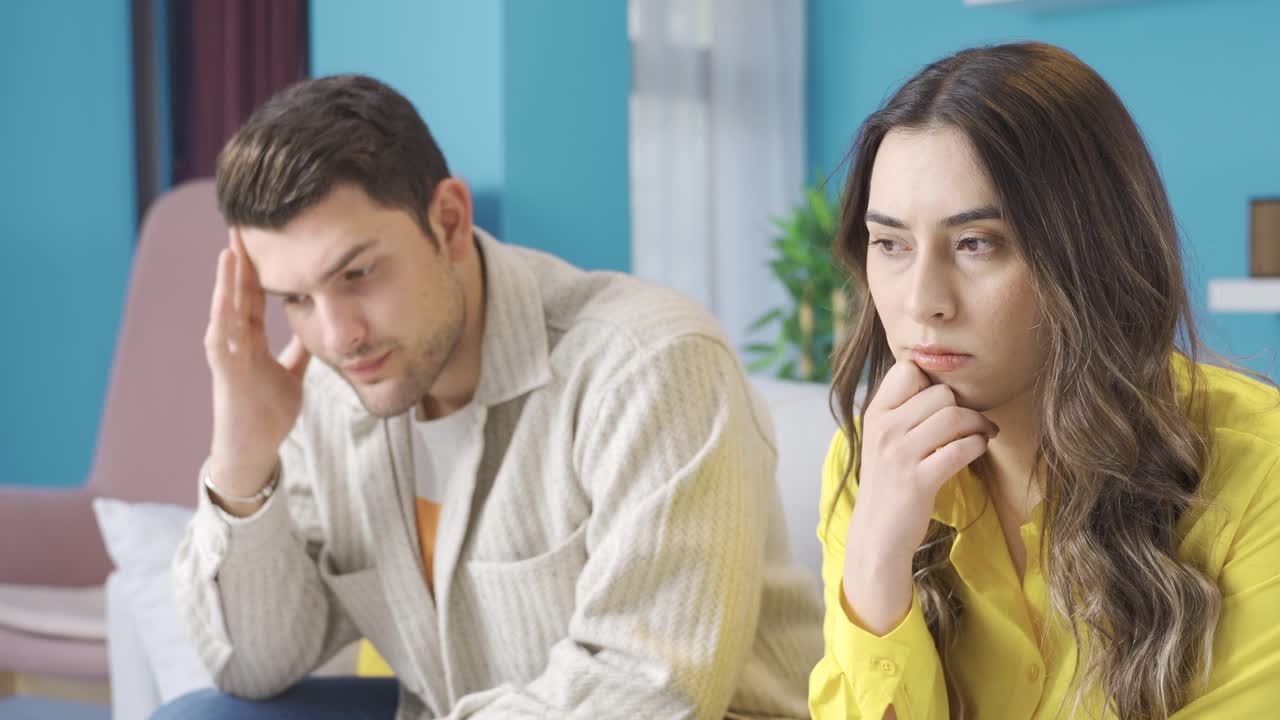 una pareja casada muy atenta.