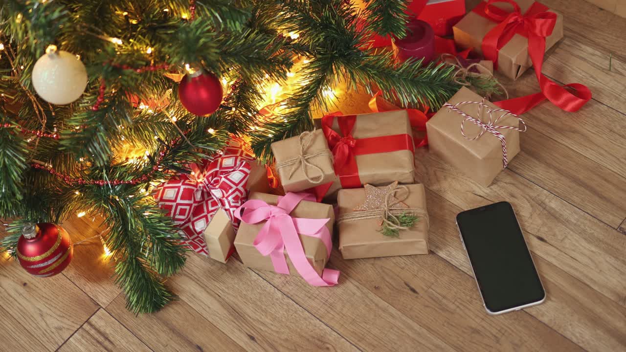árbol de abeto de navidad, regalos y teléfono inteligente pantalla negra maqueta de pantalla chromakey
