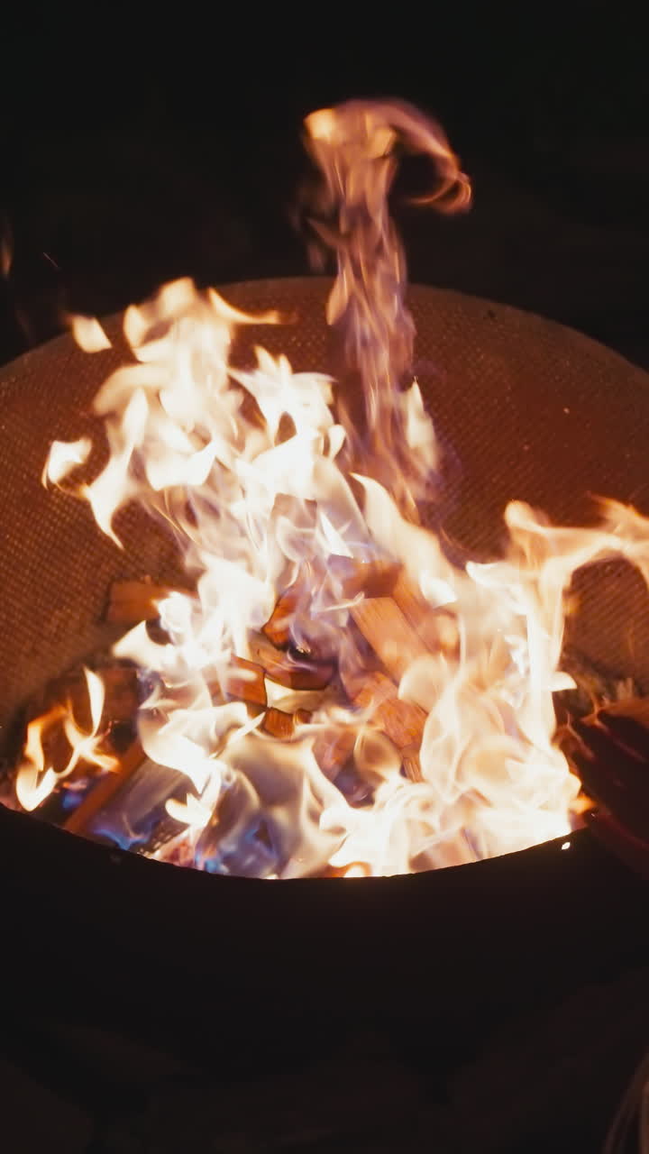어두운 여성 실루 밤에는 불에 손을 따뜻하게. 산책과 휴식은 시골 집의 마당에서 자연과 평화롭게. 추운 날씨에 따뜻하게 유지.