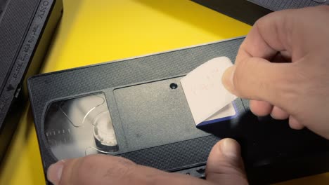 el texto me juega en la etiqueta blanca de una vieja cinta de video vhs , con un marcador de escritura