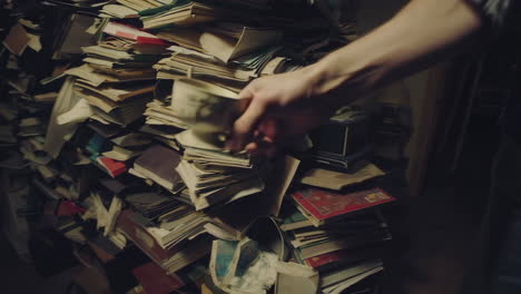 Una pila de libros viejos.