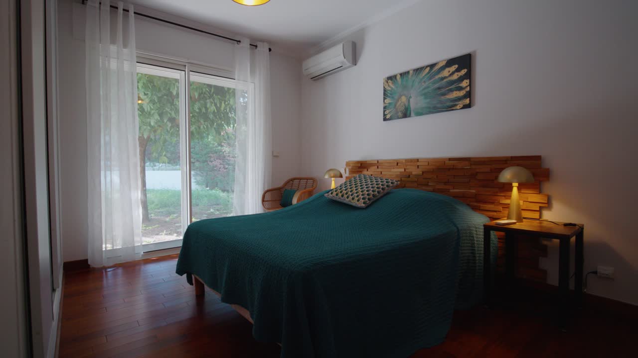 lento establecimiento de una foto de un dormitorio principal con un cabecera de madera en una casa