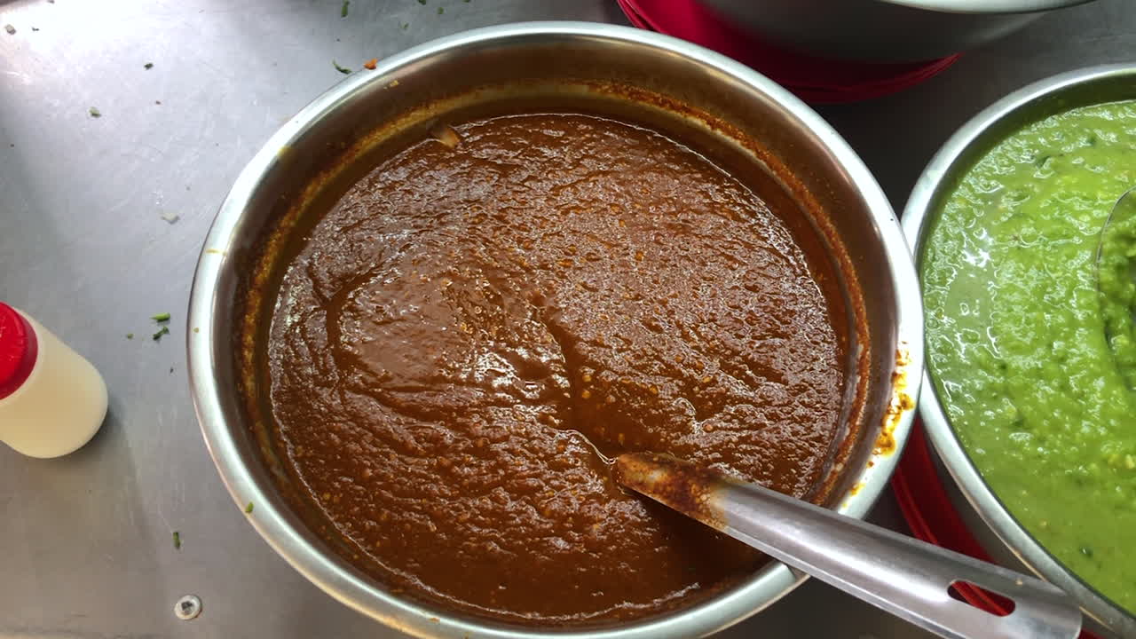 salsa verde y roja picante y picante para comida callejera mexicana como tacos y burritos