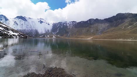 sartén lateral de la laguna del sol en el cráter del volcán nevado de toluca ubicado en mexcio con los picos nevados al fondo