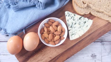 ingredientes para el desayuno con queso azul y almendras