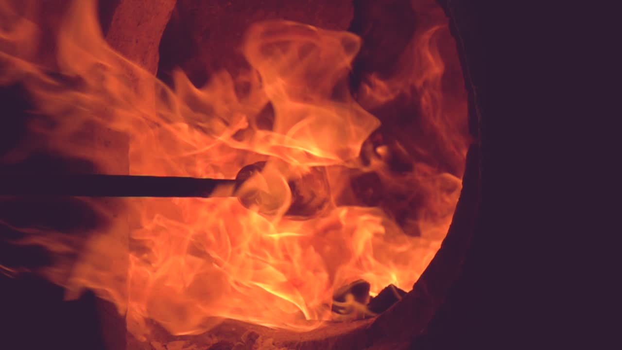 불타는 오븐에서 유리를 가열하고 녹이는 것