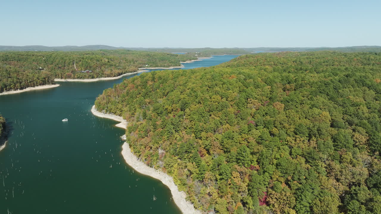vista aérea panorámica del lago del bosque de otoño en la cueva de eagle hollow, arkansas, estados unidos