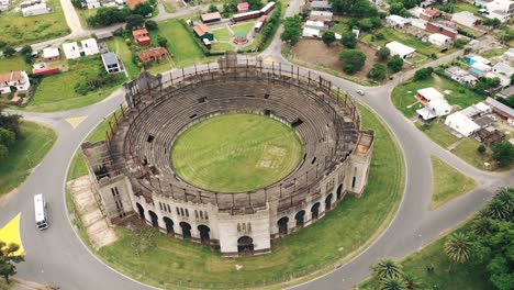 Luftaufnahme-Der-Verlassenen-Stierkampfarena-Plaza-De-Toros,-Colonia-Del-Sacramento,-Uruguay