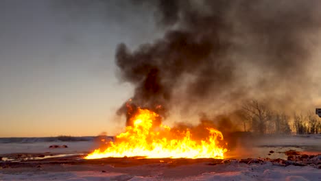 Riesige-Flammen-Lodern-Von-Einer-Brennenden-Ölpest-In-Den-Himmel,-Die-Dicken-Schwarzen-Rauch-In-Den-Himmel-Steigen-Lässt