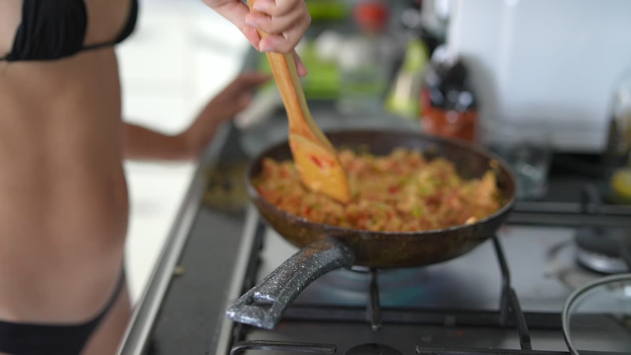 mujer cocinando batidos en la cocina