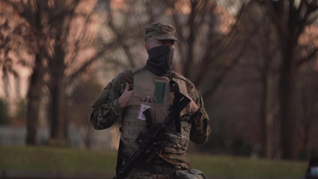 Soldato della Guardia Nazionale con fucile M4 fa la guardia fuori dal Campidoglio degli Stati Uniti prima dell'inaugurazione di Joe Biden, Washington D.C.