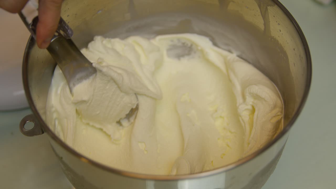 Doubling thick vanilla icecream scooping