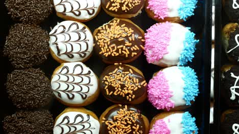 Exhibición-De-Donuts-De-Chocolate-A-La-Venta-En-La-Tienda-Local,