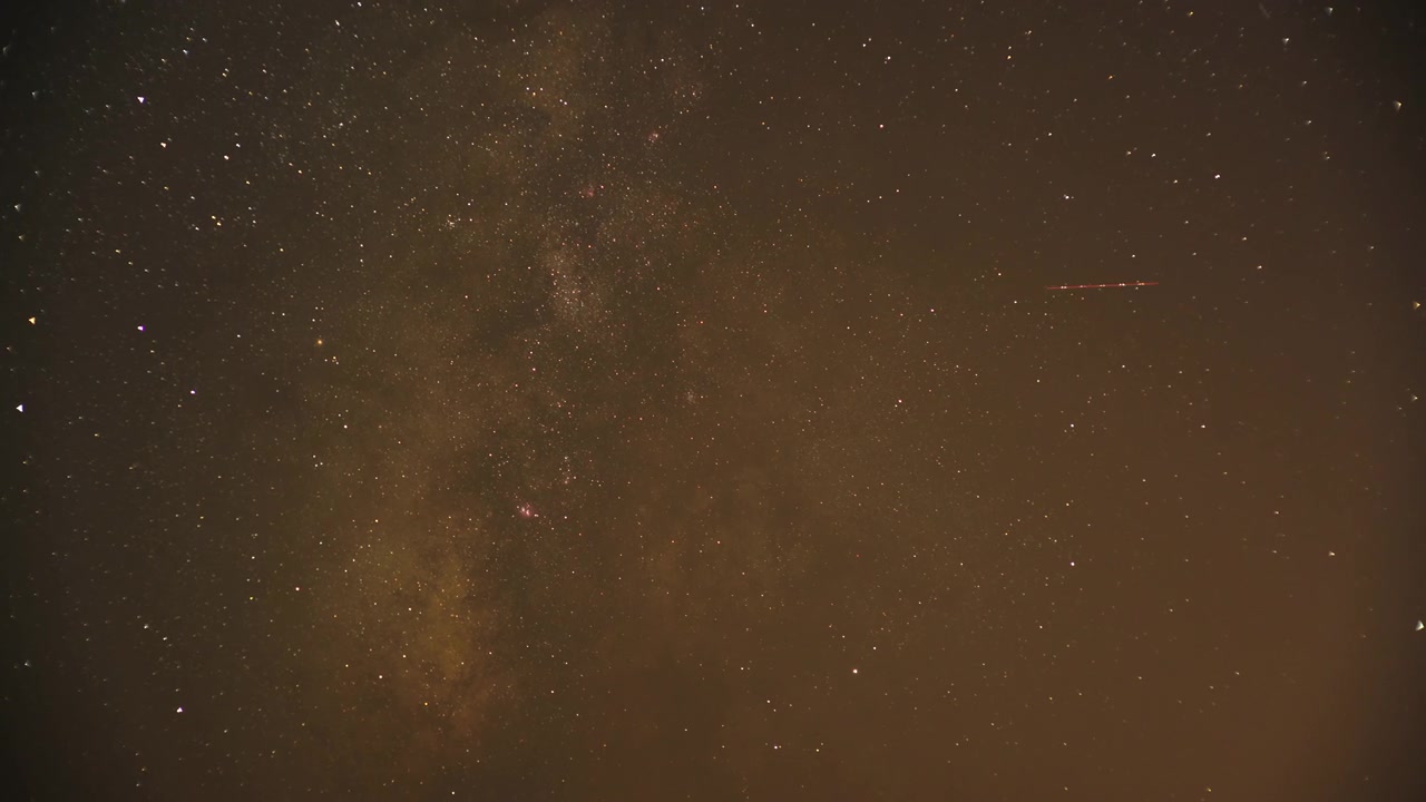 Lapso de Tempo da Via Láctea e Satélites Passando