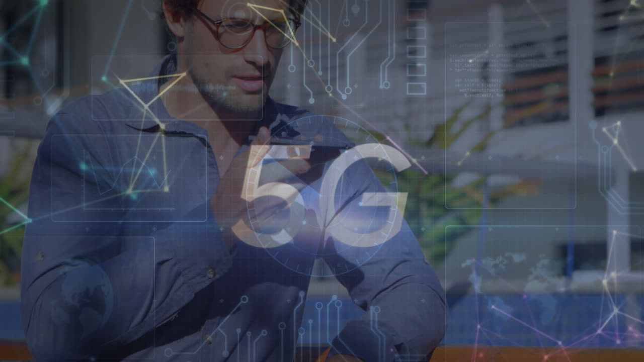 animación de 5g texto y conexiones de microprocesador sobre hombre caucásico hablando en teléfono inteligente