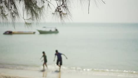 Zwei-Kinder-Spielen-Am-Meeresstrand-Herum