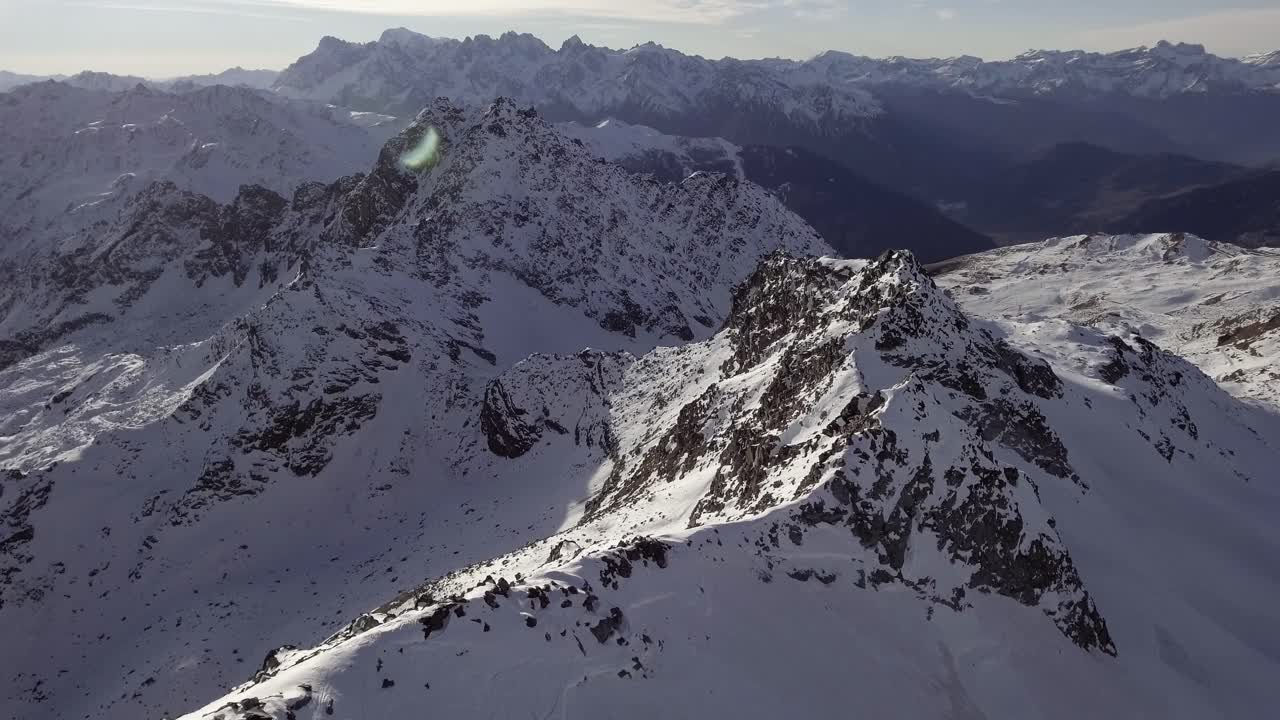 una vista aérea del paisaje montañoso en verbier, suiza