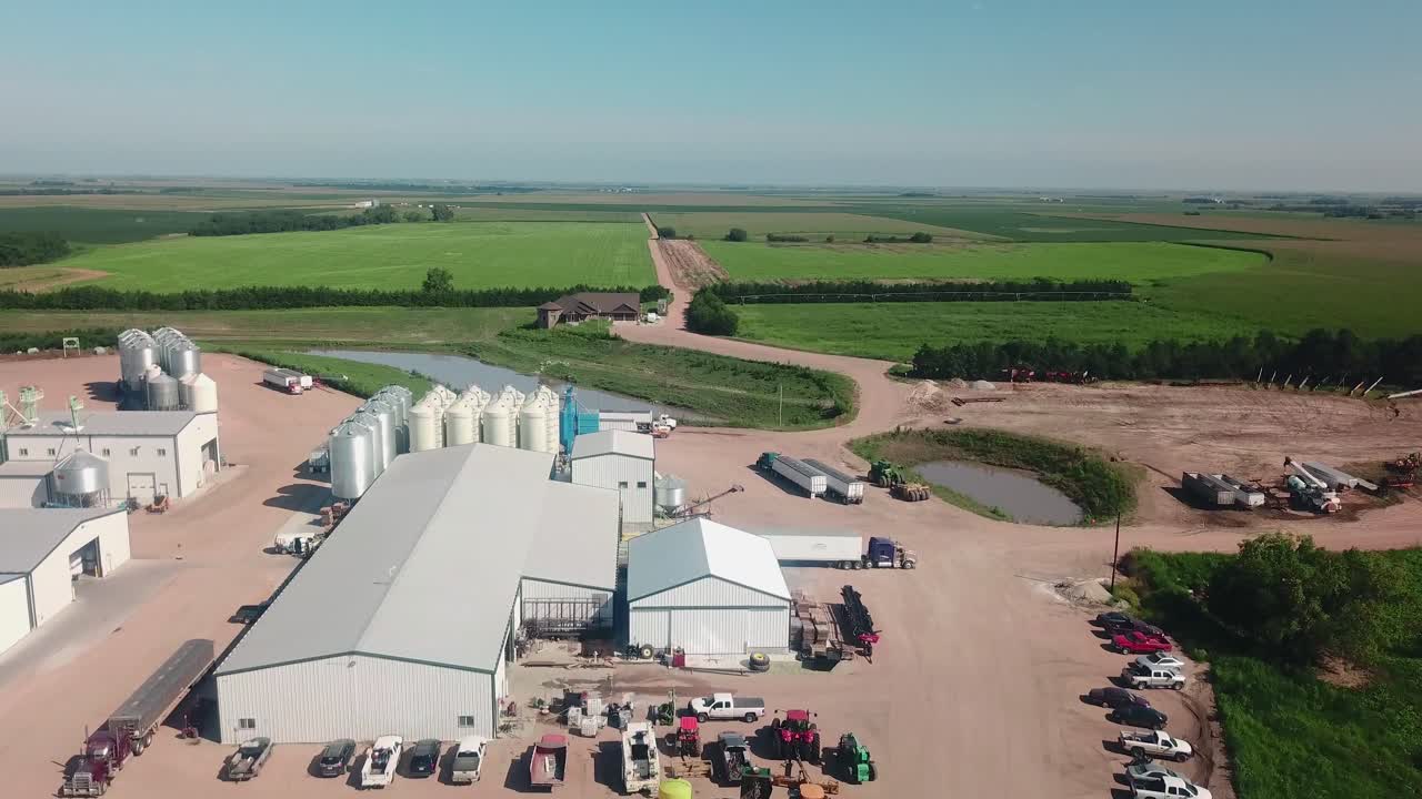 vista aérea de los recipientes de almacenamiento, almacenes, tractores y remolques de una agroindustria de semillas de cobertura en nebraska, ee.uu., pero exporta semillas a todo el mundo-2