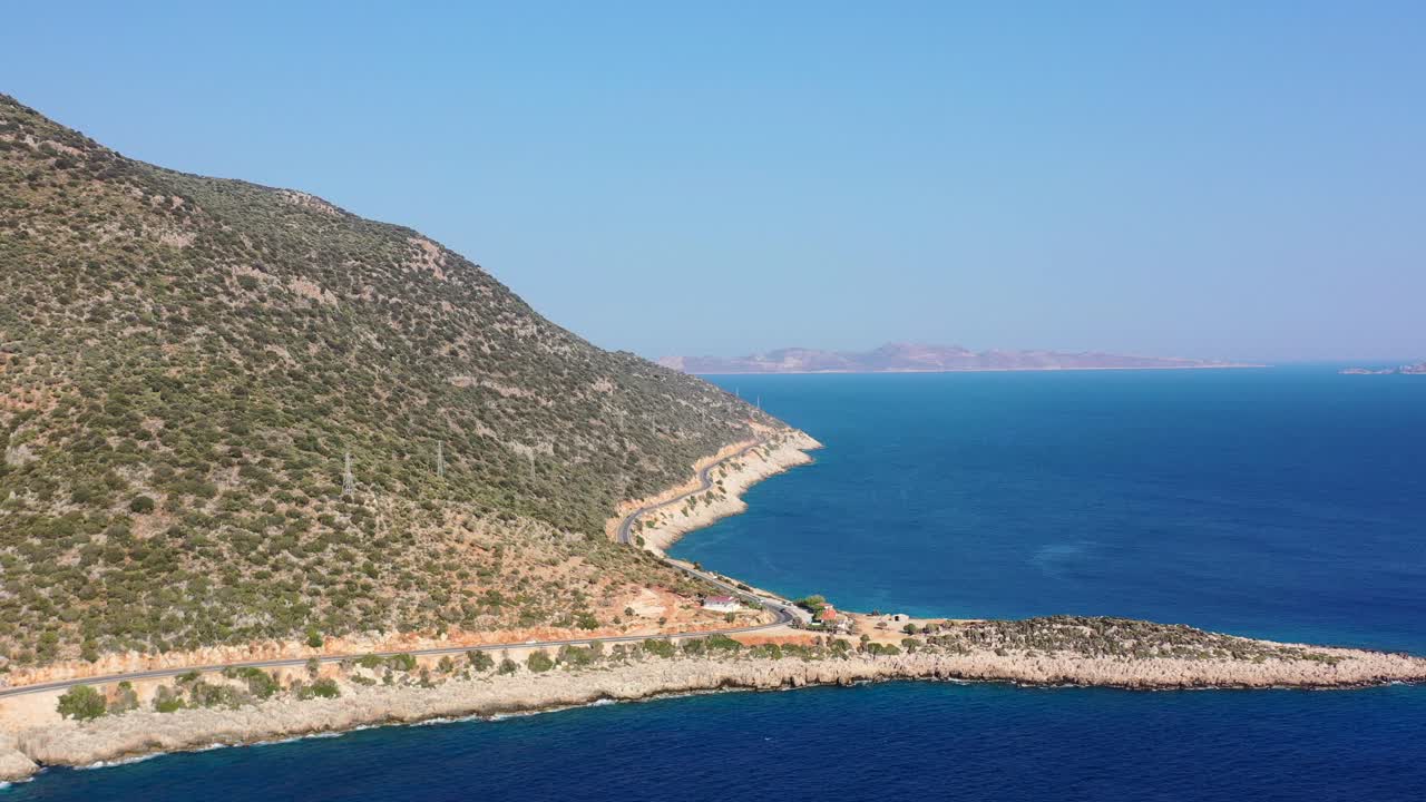 drone aéreo de una carretera costera a lo largo del mar mediterráneo azul oscuro en kas turquía en un día soleado de verano