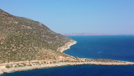 Drone-Aéreo-De-Una-Carretera-Costera-A-Lo-Largo-Del-Mar-Mediterráneo-Azul-Oscuro-En-Kas-Turquía-En-Un-Día-Soleado-De-Verano