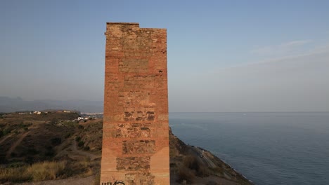 experimente la histórica torre de jaral en almayate bajo desde una fascinante vista de avión no tripulado