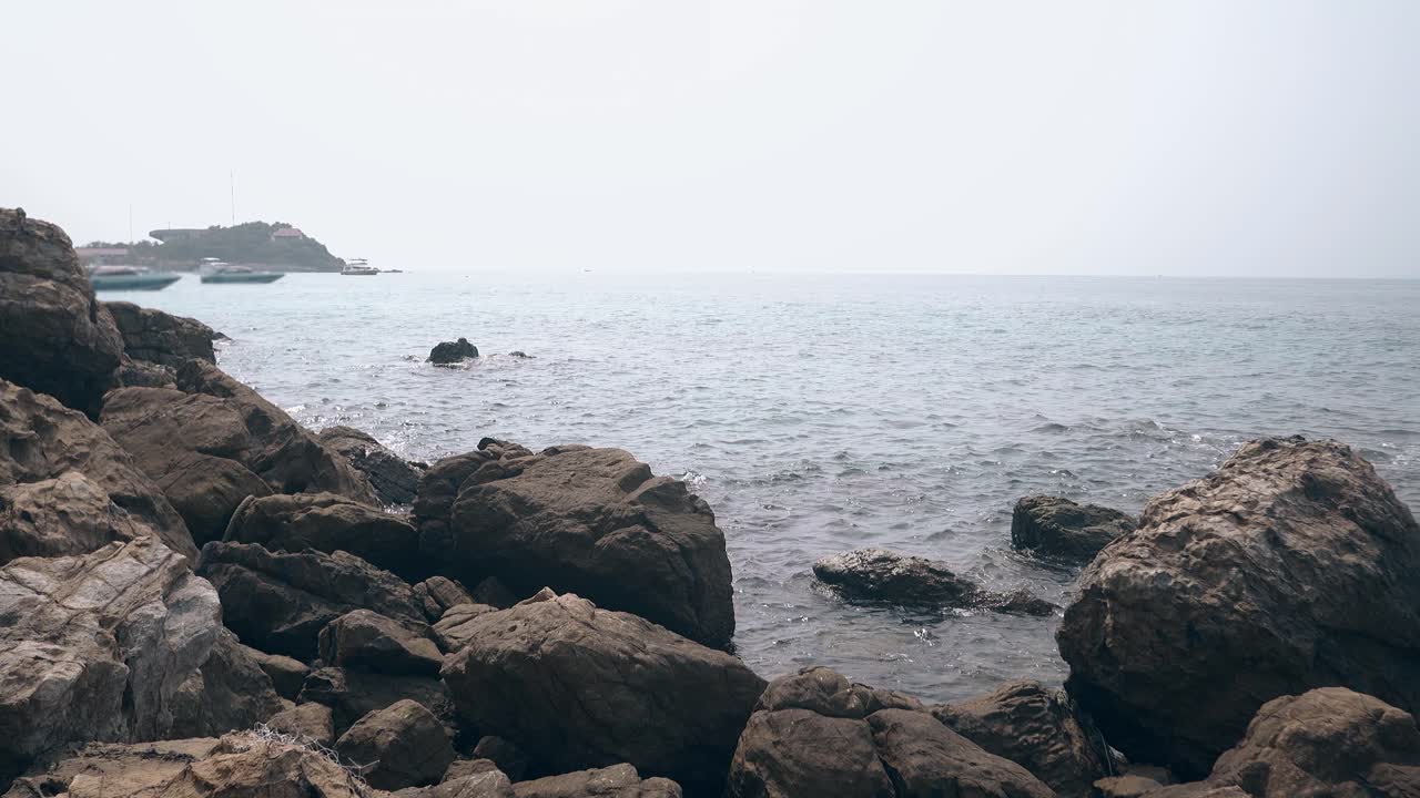 아름다운 크리스탈 바다 파도에 의해  ⁇ 겨진 큰 회색 돌