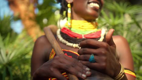 adornos exquisitos adornan a la mujer africana perteneciente a la tribu karamojong en uganda, áfrica oriental - de cerca