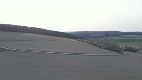 amplios campos de trigo marrón bajo un cielo nublado al atardecer en alemania