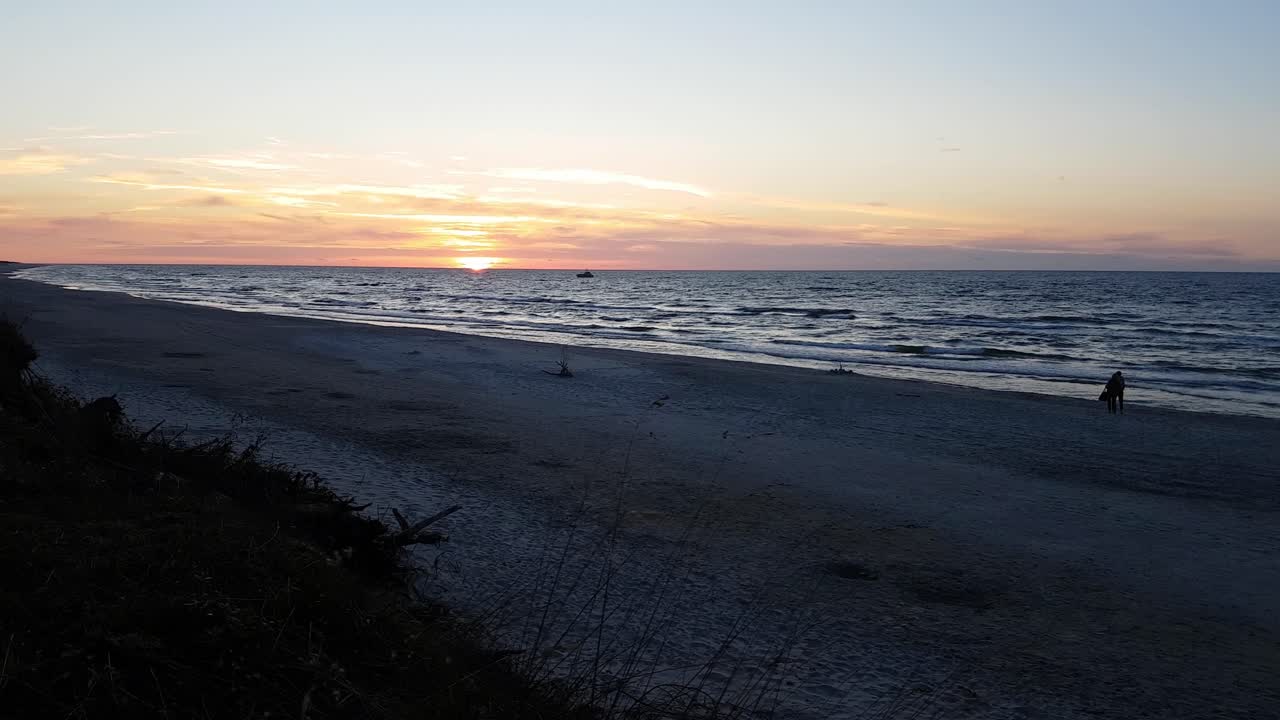 puesta de sol sobre el mar