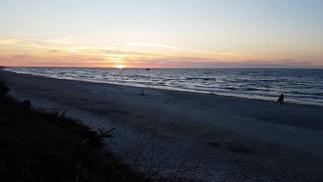 puesta de sol sobre el mar