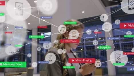 Animation-Des-Verbindungsnetzwerks-Mit-Symbolen-über-Einer-Frau,-Die-Ihr-Smartphone-Nutzt
