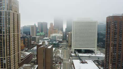 Toma-Aérea-Del-Horizonte-Brumoso-De-Minneapolis-En-Invierno