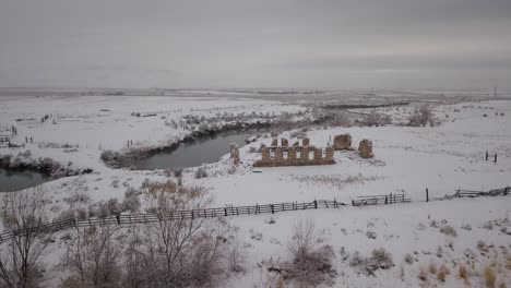 Misterioso-Conjunto-De-Ruinas-A-Lo-Largo-De-Un-Río-Sinuoso-Aparece-En-Un-Valle-Desértico-Cerca-Del-Gran-Lago-Salado-En-Un-Día-De-Invierno-Nevado