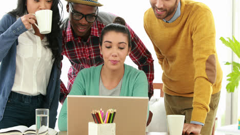 Equipo-De-Negocios-Creativo-Teniendo-Una-Reunión