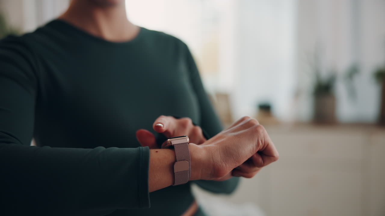 mujer usando un reloj inteligente durante un entrenamiento