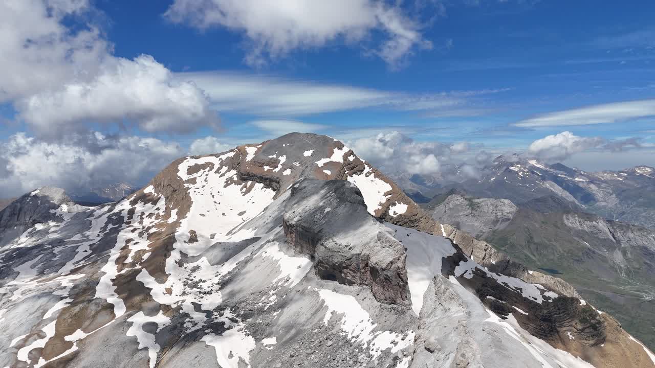 imágenes de drones del macizo de mármol por encima de gavarnie en las montañas de los pirineos