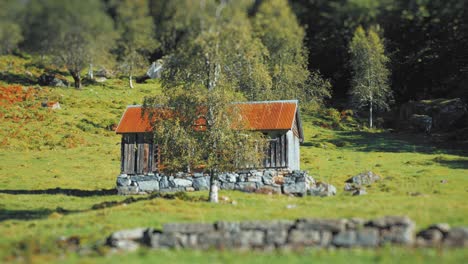 Ein-Tilt-Shift-Video-Einer-Alten-Hölzernen-Schäferhütte-Am-Fuße-Des-Berges