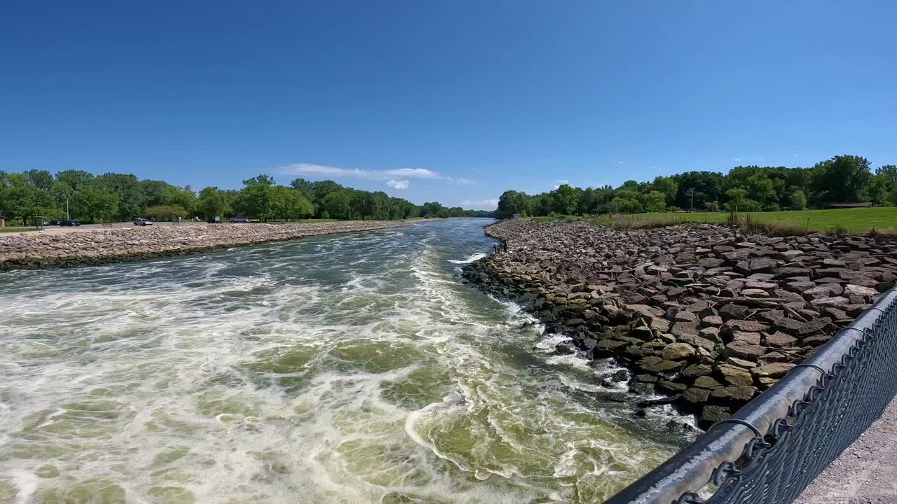 Downstream of the Saylorville Dam Outflow on the Des Moines River in Iowa: on average 2
