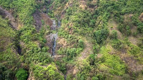 Panorámica-De-La-Vista-Aérea-De-Drones-De-Las-Cascadas-En-El-Bosque-Ecuatoriano-De-Bucay-1